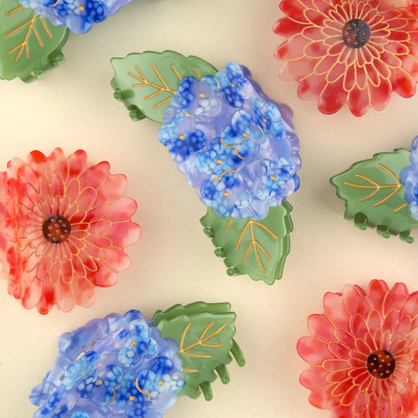 Pinza dalia junto a hortensias y otras flores de acetato