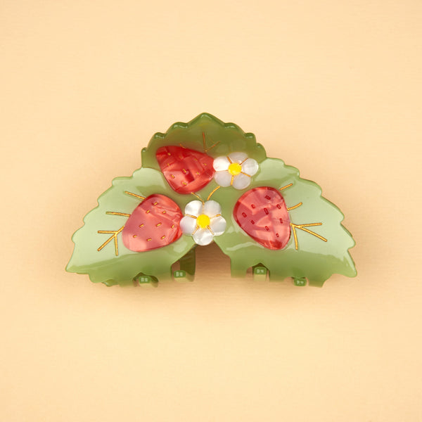 Pinza de pelo Coucou Suzette con diseño de fresas y flores blancas sobre fondo beige