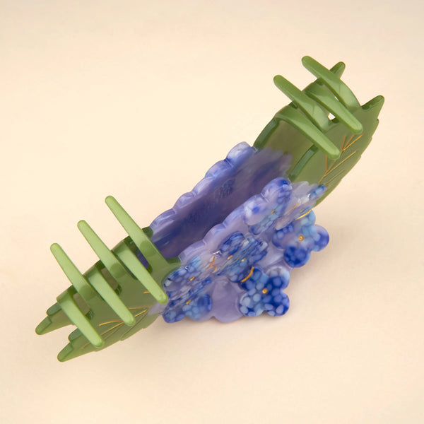 Detalle lateral pinza hortensia con hojas verdes