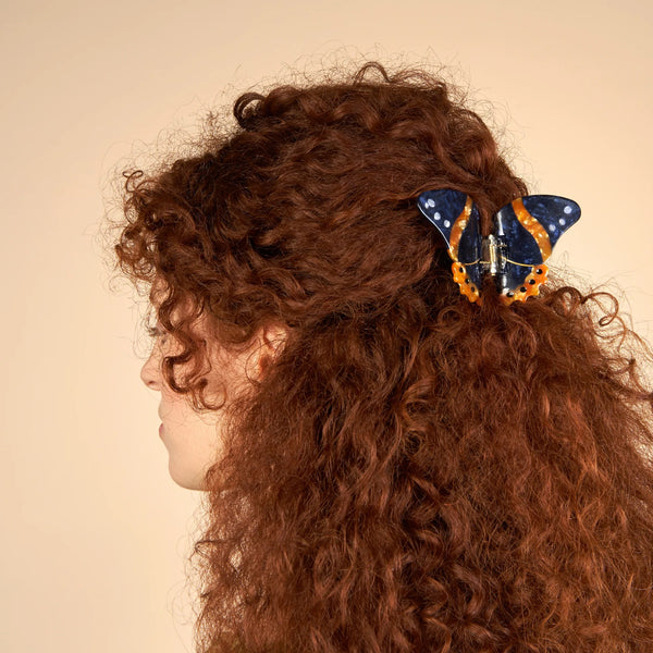 Pinza mariposa en recogido pelo rizado