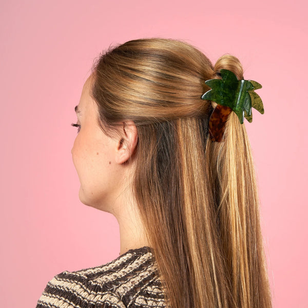 Pinza para el pelo Palmera Coucou Suzette utilizada en un semirrecogido de cabello 