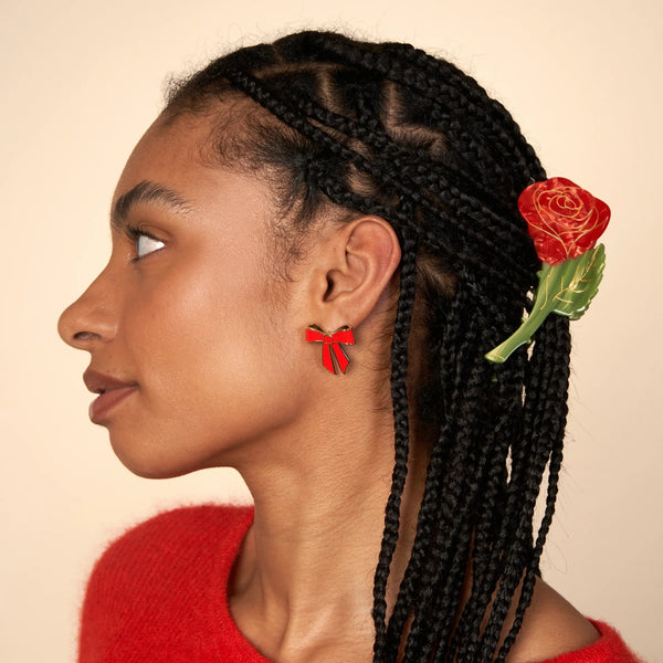 Pinza de pelo rosa roja en uso peinado