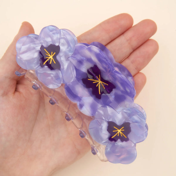 Pinza de pelo grande con flores lila translúcidas