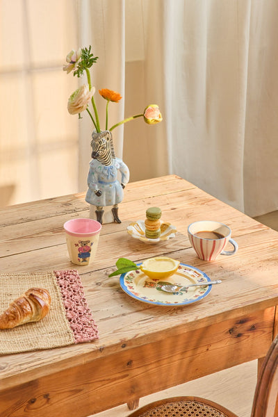 mesa desayuno con plato Nathalie Lété tigre y taza de rayas Brocantia