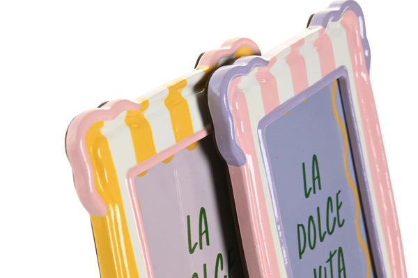 Detalle de dos marcos de fotos de cerámica de colores pastel con diseño ondulado.