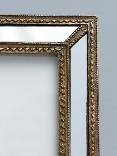 detalle del marco de espejo biselado con moldura dorada vintage