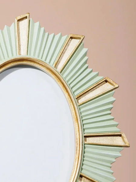 Detalle del Portafotos Mint Dorado Ovalado con relieve acanalado verde y adornos geométricos dorados.