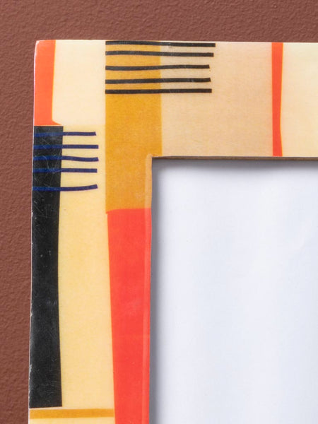 Marco decorativo abstracto en tonos beige, rojo y azul