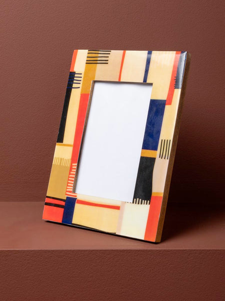 Detalle de marco artístico con líneas geométricas