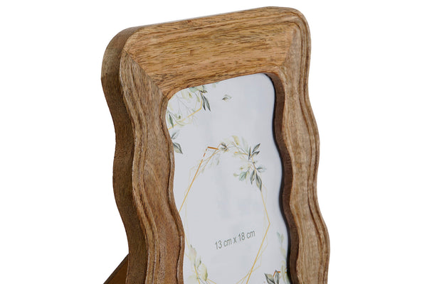 Detalle del marco de fotos de madera de mango con diseño de bordes ondulados.