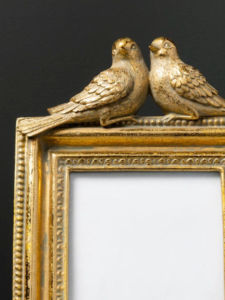 Marco de fotos vintage dorado con relieve ornamental