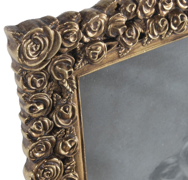 Detalle en relieve de rosas en marco dorado vintage