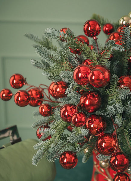 arreglo navideño con ramas de bolas rojas y abeto artificial
