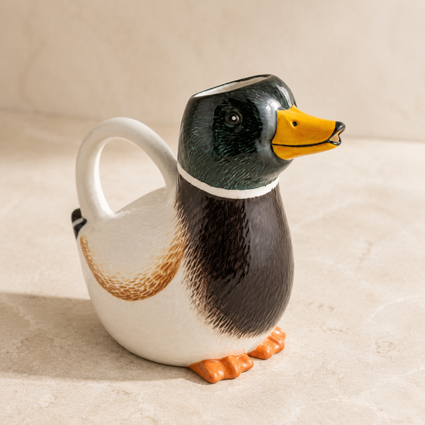 Regadera pato decorativa de cerámica en tonos verde, blanco, marrón y amarillo