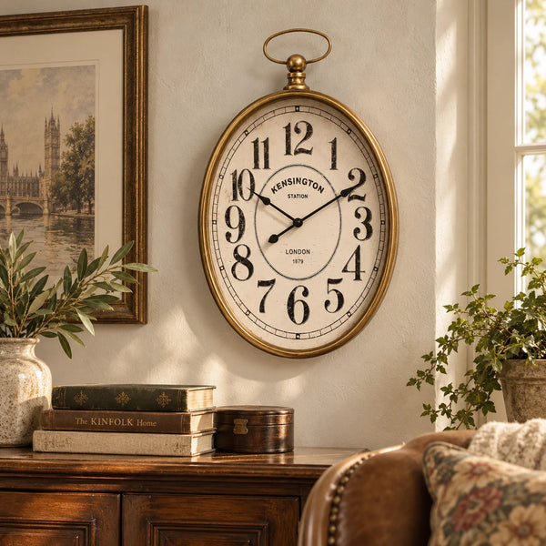 Reloj Kensington Station de estilo vintage decorando una pared sobre aparador de madera.