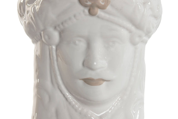 Primer plano del rostro del jarrón Testa di Moro hombre en porcelana blanca decorativa.