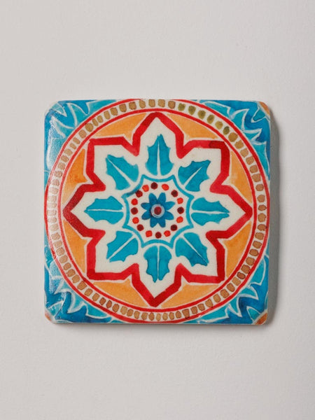 Posavasos con diseño floral circular en tonos turquesa y naranja