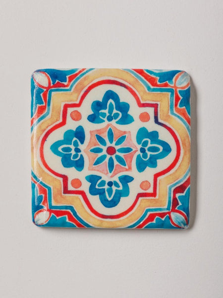 Posavasos con patrón floral simétrico en rojo y azul