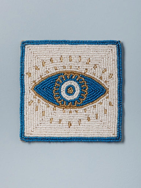 Posavaso blanco con ojo azul bordado en cuentas