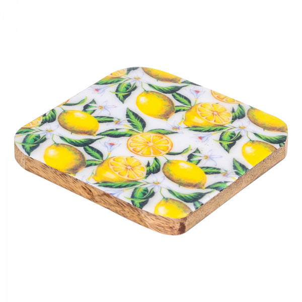 Detalle posavasos de madera con diseño cítrico de limones y hojas verdes