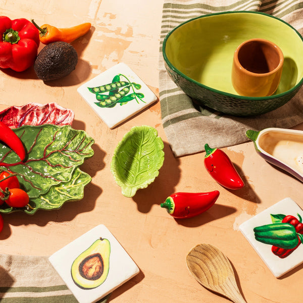 Posavasos de verduras vintage decorando una mesa de cocina con menaje de colores.