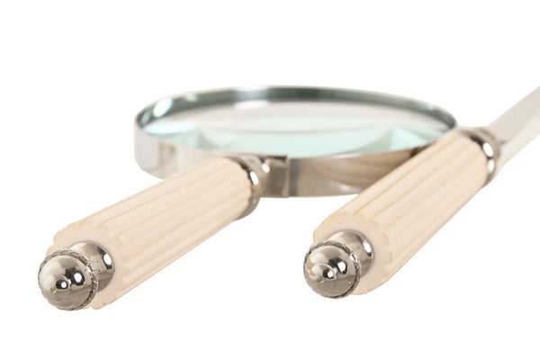 Primer plano del mango de los utensilios con acabado marfil brillante