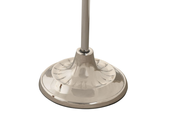 Detalle de la base metálica cromada del soporte