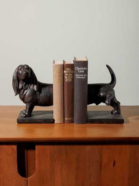 Decoración estantería con sujetalibros perro basset