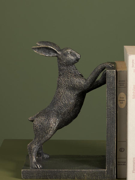 detalle sujetalibros conejo textura bronce envejecido