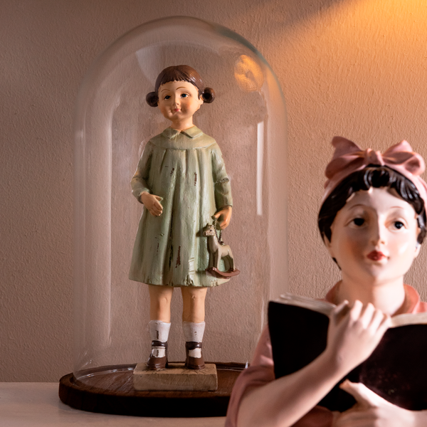Figura niña con caballito - Brocantia - Tienda de decoración en Oviedo